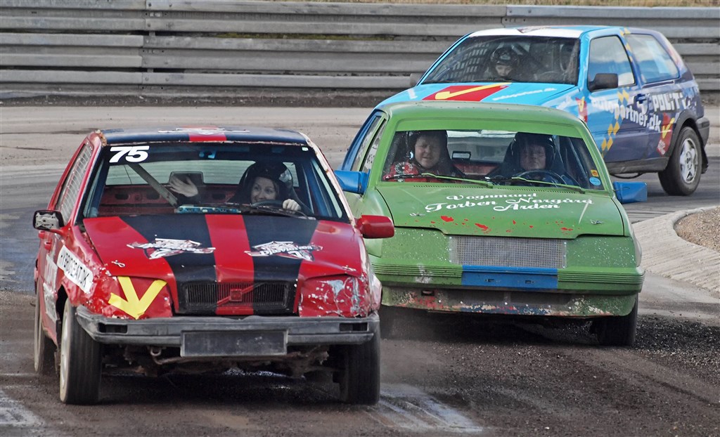 Det er psykisk overskud at vinke til fans'ene, når man får sin debut som racerkører.
(Foto: Åge Keseler Kirketerp)